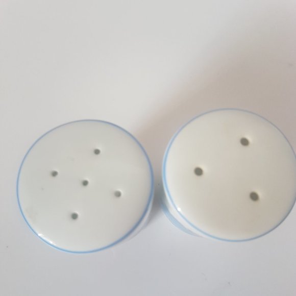 Vintage Walt Disney World Salt and Pepper Shakers with Cinderella’s Castle Japan - Picture 10 of 11